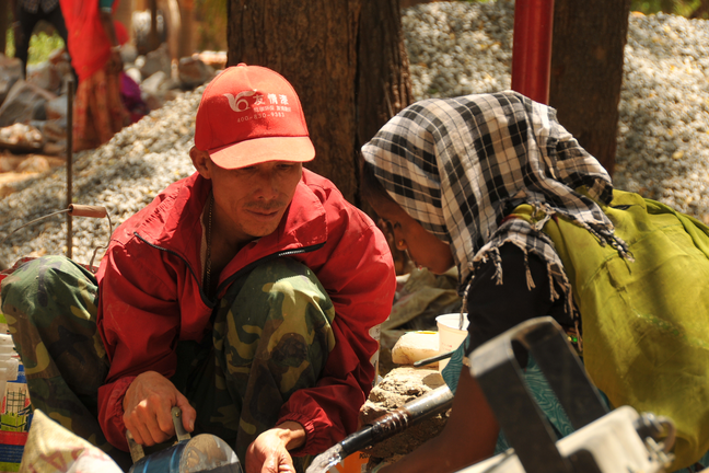 油漆無(wú)國(guó)界，互助友情漆